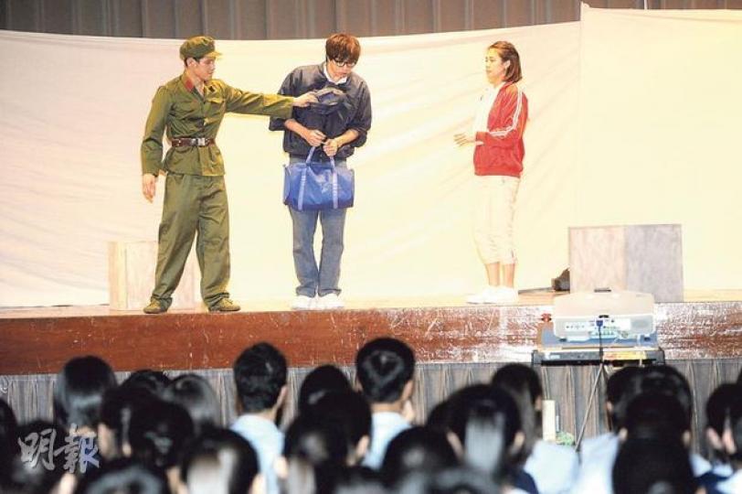 籌辦六四話劇巡迴演出的「六四舞台」,今年成功入校37間,部分學校以受壓為由拒絕他們演出。(尹錦恩攝)3名沙田循道衛理中學的「90後」學生麥嘉鍵(左起)、梁嘉怡和鍾可怡,看罷《讓黃雀飛》後都對六四事件有更深感受,麥嘉鍵更認為他們有責任承傳上一代留下來的歷史。(尹錦恩攝) 籌辦六四話劇巡迴演出的「六四舞台」,今年成功入校37間,部分學校以受壓為由拒絕他們演出。(尹錦恩攝)3名沙田循道衛理中學的「90後」學生麥嘉鍵(左起)、梁嘉怡和鍾可怡,看罷《讓黃雀飛》後都對六四事件有更深感受,麥嘉鍵更認為他們有責任承傳上一代留下來的歷史。(尹錦恩攝)