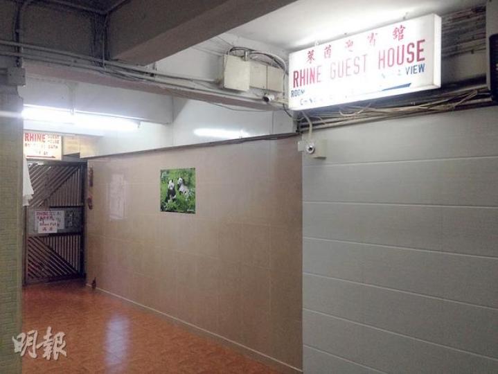 發生女遊客被強姦的重慶大廈萊茵迎賓館,原為大廈的一個單位,被分成9間房間,住客需共用一個公共廁所。(雲錦鋒攝) 發生女遊客被強姦的重慶大廈萊茵迎賓館,原為大廈的一個單位,被分成9間房間,住客需共用一個公共廁所。(雲錦鋒攝)