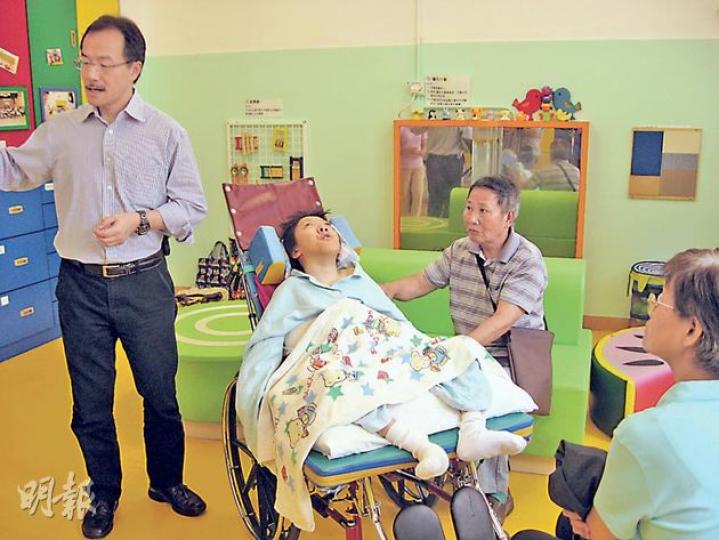慈恩學校留宿生高健豪(坐輪椅者)於2月底在校內無故骨折,高父及高母(右二、右一)對健豪的健康情况甚為憂心,健豪目前仍留醫。圖左一為立法會議員張超雄。(袁柏恩攝) 慈恩學校留宿生高健豪(坐輪椅者)於2月底在校內無故骨折,高父及高母(右二、右一)對健豪的健康情况甚為憂心,健豪目前仍留醫。圖左一為立法會議員張超雄。(袁柏恩攝)