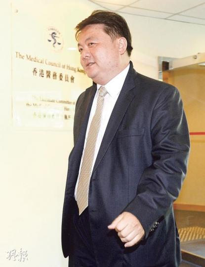 行醫近20年的蔡榮生昨被控以「勾佬」、「黃狗射尿」等猥褻言詞滋擾女病人,被判停牌1年、緩刑3年。醫委會指蔡榮生的供辭全不可信,「完全摧毁個人誠信」。(余俊亮攝) 行醫近20年的蔡榮生昨被控以「勾佬」、「黃狗射尿」等猥褻言詞滋擾女病人,被判停牌1年、緩刑3年。醫委會指蔡榮生的供辭全不可信,「完全摧毁個人誠信」。(余俊亮攝)