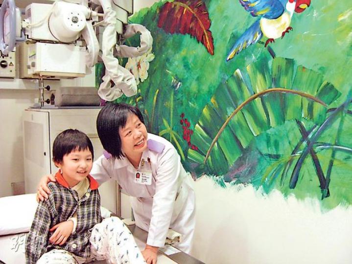 根德公爵夫人兒童醫院放射師主管麥淑嫻(右)提出將X光室化成熱帶雨林,病童從此不怕照X光。(袁柏恩攝) 根德公爵夫人兒童醫院放射師主管麥淑嫻(右)提出將X光室化成熱帶雨林,病童從此不怕照X光。(袁柏恩攝)