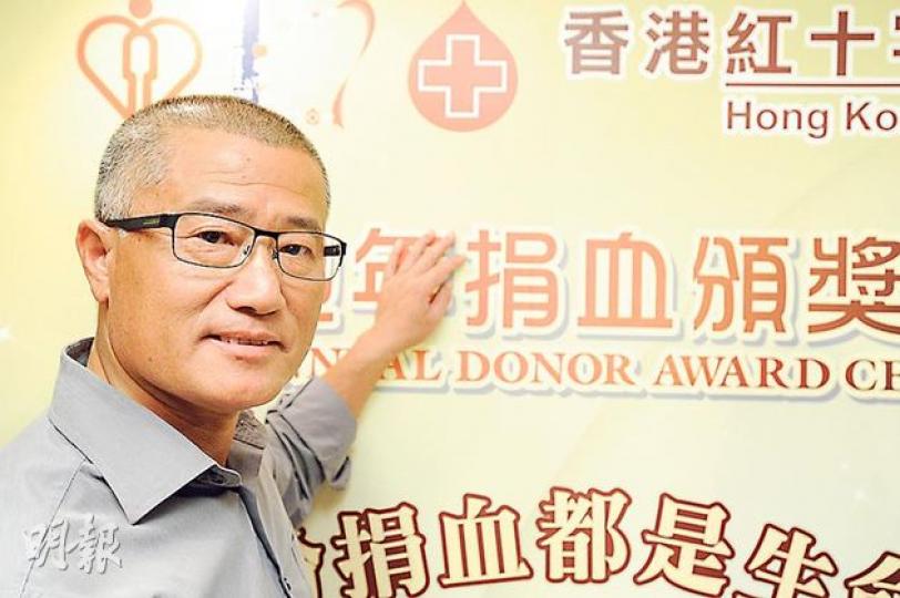 57歲的退休警察李錦強至今已捐血超過520次,他表示每隔兩周便會參與「成分捐血」,捐出血小板、血漿等,每次復元只需3至4天,認為此舉可幫助更多不同需要的病人。(尹錦恩攝) 57歲的退休警察李錦強至今已捐血超過520次,他表示每隔兩周便會參與「成分捐血」,捐出血小板、血漿等,每次復元只需3至4天,認為此舉可幫助更多不同需要的病人。(尹錦恩攝)