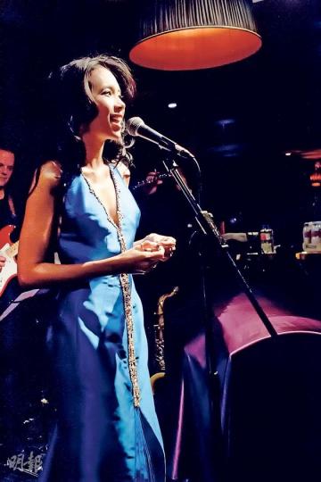 莫文蔚在Ronnie Scott's會所演出,成為華人歌手的第一人。(微博圖片)莫文蔚騷玉背顯性感。(微博圖片) 莫文蔚在Ronnie Scott's會所演出,成為華人歌手的第一人。(微博圖片)莫文蔚騷玉背顯性感。(微博圖片)