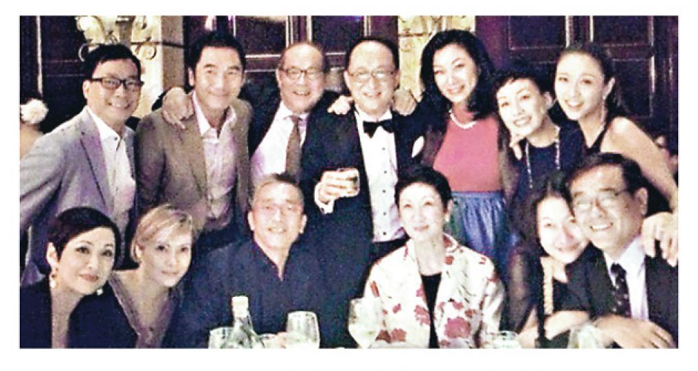 薛凱琪、方中信與老婆莫可欣、爾冬陞、余安安、江美儀等齊賀方平做外父。(微博圖片)鮑起靜與方平開心女兒覓得好歸宿。(微博圖片) 薛凱琪、方中信與老婆莫可欣、爾冬陞、余安安、江美儀等齊賀方平做外父。(微博圖片)鮑起靜與方平開心女兒覓得好歸宿。(微博圖片)