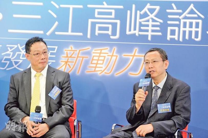 探討城鎮化議題時,財政部財政科學研究所所長賈康(右)和發改委城市和小城鎮改革發展中心主任李鐵在資源分享問題上,產生分歧。(尹錦恩攝) 探討城鎮化議題時,財政部財政科學研究所所長賈康(右)和發改委城市和小城鎮改革發展中心主任李鐵在資源分享問題上,產生分歧。(尹錦恩攝)