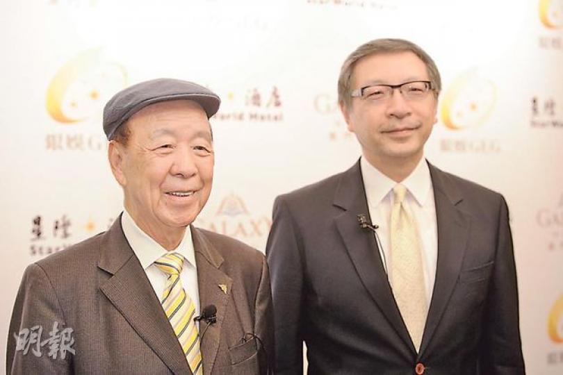 銀河娛樂主席呂志和昨日稱,自己身體仍十分健康,暫無意退休,惟未來將逐漸減少工作量,右為其子兼副主席呂耀東。(尹錦恩攝) 銀河娛樂主席呂志和昨日稱,自己身體仍十分健康,暫無意退休,惟未來將逐漸減少工作量,右為其子兼副主席呂耀東。(尹錦恩攝)