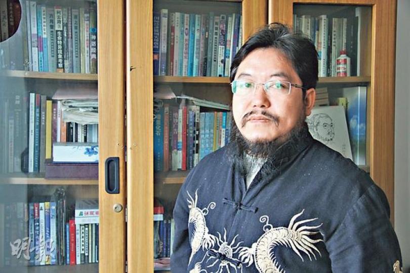 六四貴州學生領袖季風1990年代欲投身商業大潮,卻因當年組織學運而屢遭打壓。24年後,季風仍堅持對民主的呼喚,執筆批判現實,生活陷入困境也在所不惜。(明報記者攝) 六四貴州學生領袖季風1990年代欲投身商業大潮,卻因當年組織學運而屢遭打壓。24年後,季風仍堅持對民主的呼喚,執筆批判現實,生活陷入困境也在所不惜。(明報記者攝)