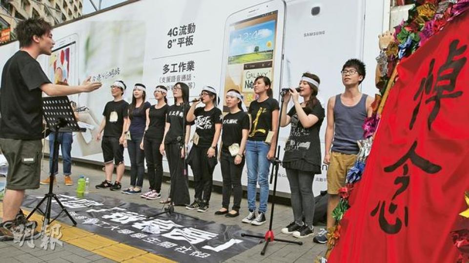 數名「沒有製作」的成員昨於尖沙嘴天星碼頭外「報哀音」,悼念六四事件。(李澤彤攝) 數名「沒有製作」的成員昨於尖沙嘴天星碼頭外「報哀音」,悼念六四事件。(李澤彤攝)