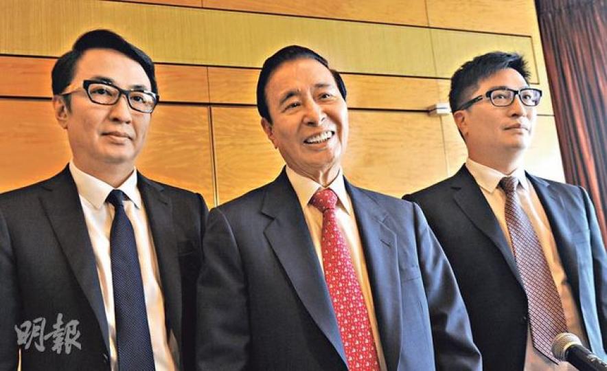 李兆基(中)昨日於恒基股東會後,向記者稱自己「年事已高,領略到聚散之道,賺錢要成功,花錢要成功」,捐地收效大,散財更是成功。旁為其兒子李家傑(左)和李家誠(右)。(劉焌陶攝)(明報製圖) 李兆基(中)昨日於恒基股東會後,向記者稱自己「年事已高,領略到聚散之道,賺錢要成功,花錢要成功」,捐地收效大,散財更是成功。旁為其兒子李家傑(左)和李家誠(右)。(劉焌陶攝)(明報製圖)