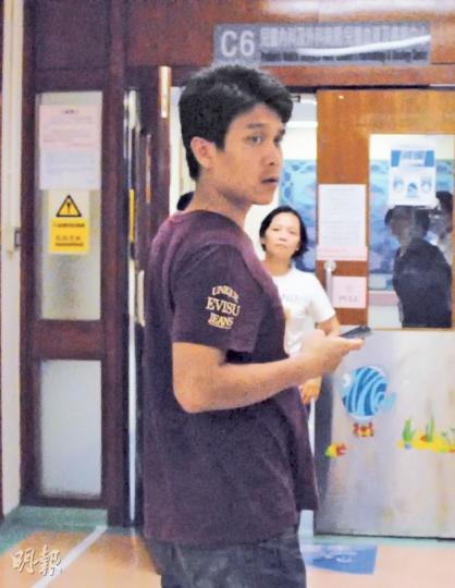張姓戶主的8個月大女兒及妻子被飼養的兩狗所傷,事後陪同送院。(雲錦鋒攝) 張姓戶主的8個月大女兒及妻子被飼養的兩狗所傷,事後陪同送院。(雲錦鋒攝)