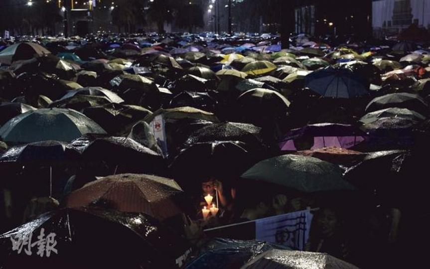 今年維園六四晚會引起風風雨雨,晚會8時開始,港島東區7時45分突然下起滂沱大雨,15萬市民撐起雨傘,守護「平反六四」燭光。天文台表示,7時45分至8時45分東區錄得38毫米雨量,屬全港各區之冠。 (李澤彤攝)傾盆大雨未有蓋熄六四點點燭光,支聯會主席李卓人(持燭光者)及其他常委冒着大雨,高呼「平反六四、永不放棄」。(盧翊銘攝)有備而來、穿上雨衣的叔叔,無懼風雨,高舉「平反六四 還我民主」紙牌,相信是每個六四晚會參與者的心願。(盧翊銘攝) 今年維園六四晚會引起風風雨雨,晚會8時開始,港島東區7時45分突然下起滂沱大雨,15萬市民撐起雨傘,守護「平反六四」燭光。天文台表示,7時45分至8時45分東區錄得38毫米雨量,屬全港各區之冠。 (李澤彤攝)傾盆大雨未有蓋熄六四點點燭光,支聯會主席李卓人(持燭光者)及其他常委冒着大雨,高呼「平反六四、永不放棄」。(盧翊銘攝)有備而來、穿上雨衣的叔叔,無懼風雨,高舉「平反六四 還我民主」紙牌,相信是每個六四晚會參與者的心願。(盧翊銘攝)