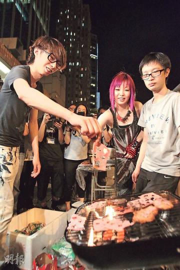 「香港人優先」昨晚在中聯辦旁起爐燒「五星」火腿等食物,以另類方式悼念六四,發起人招顯聰(左)稱燒五星旗食物是公民抗命。活動約有10名市民響應。(林俊源攝)「香港人優先」成員把火腿印出五星圖案燒烤,以示對中國不滿,又表明對支聯會提出「建設民主中國」反感,聲言內地的問題「不關我事」。(林俊源攝) 「香港人優先」昨晚在中聯辦旁起爐燒「五星」火腿等食物,以另類方式悼念六四,發起人招顯聰(左)稱燒五星旗食物是公民抗命。活動約有10名市民響應。(林俊源攝)「香港人優先」成員把火腿印出五星圖案燒烤,以示對中國不滿,又表明對支聯會提出「建設民主中國」反感,聲言內地的問題「不關我事」。(林俊源攝)