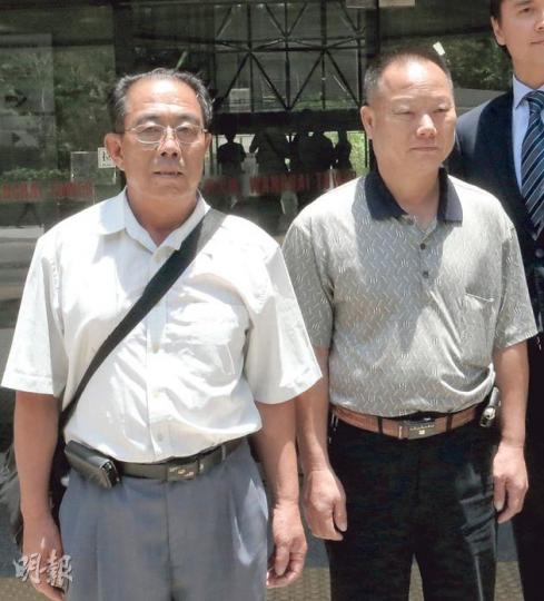 船長姚寶農(左)及舵手林寶太(右)早前承認危害他人在海上安全罪,昨獲判緩刑,當庭獲釋,兩人均顯得鬆一口氣,與律師團隊一同步出區域法院。(陳倢朗攝) 船長姚寶農(左)及舵手林寶太(右)早前承認危害他人在海上安全罪,昨獲判緩刑,當庭獲釋,兩人均顯得鬆一口氣,與律師團隊一同步出區域法院。(陳倢朗攝)