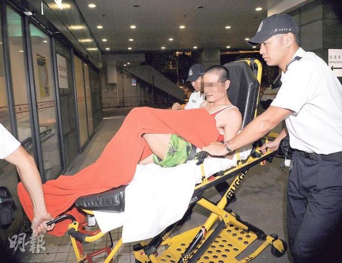 涉嫌醉酒後虐兒的男子,被捕後亦報稱不適,送院治理。(蔡方山攝) 涉嫌醉酒後虐兒的男子,被捕後亦報稱不適,送院治理。(蔡方山攝)
