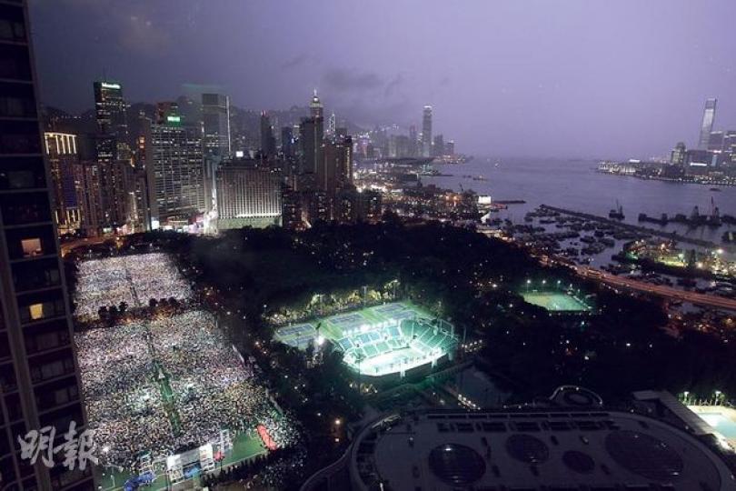 八九學運領袖王丹說,維園的萬千燭光構成了光明的海洋,在他看來,是香港最美麗的風景。儘管昨夜風雲變色,但維園的燭海(左)與璀璨的維港夜色(右),仍構成一幅美麗的城市景致。(郭慶輝攝) 八九學運領袖王丹說,維園的萬千燭光構成了光明的海洋,在他看來,是香港最美麗的風景。儘管昨夜風雲變色,但維園的燭海(左)與璀璨的維港夜色(右),仍構成一幅美麗的城市景致。(郭慶輝攝)
