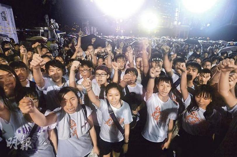 逾500名學民思潮90後及千禧後學生成員昨無懼狂風暴雨,堅持出席六四晚會。集會期間學生跟隨大會唱歌喊口號,表現激動,希望延續去年反國教科運動精神,繼續爭取民主自由。(鄧宗弘攝)出生於1999年的衛理中學中二生羅耀樑,是昨晚參加六四晚會年紀最小的學民思潮成員。(周婷攝) 逾500名學民思潮90後及千禧後學生成員昨無懼狂風暴雨,堅持出席六四晚會。集會期間學生跟隨大會唱歌喊口號,表現激動,希望延續去年反國教科運動精神,繼續爭取民主自由。(鄧宗弘攝)出生於1999年的衛理中學中二生羅耀樑,是昨晚參加六四晚會年紀最小的學民思潮成員。(周婷攝)