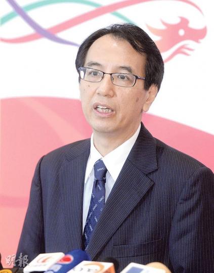 被問到選擇在6月4日公布公務員加薪方案,是否想冲淡有關六四的新聞,公務員事務局長鄧國威(圖)否認,指盡早公布只希望讓行會早日拍板,趕及在立會休會前通過撥款,他又拒絕評價六四事件。(尹錦恩攝)(明報製圖) 被問到選擇在6月4日公布公務員加薪方案,是否想冲淡有關六四的新聞,公務員事務局長鄧國威(圖)否認,指盡早公布只希望讓行會早日拍板,趕及在立會休會前通過撥款,他又拒絕評價六四事件。(尹錦恩攝)(明報製圖)