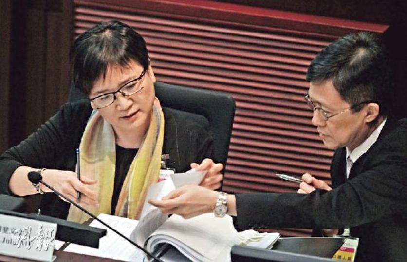 廉署社區關係處長穆斐文(左)被問及為何在提交立法會的文件中,曲奇「餅數」未有計入送禮清單時,稱當時認為可以「留為紀念」的物品才算禮物,故未有計算食品,承認此事處理上「不是最理想」。右為廉政專員白韞六。(郭慶輝攝) 廉署社區關係處長穆斐文(左)被問及為何在提交立法會的文件中,曲奇「餅數」未有計入送禮清單時,稱當時認為可以「留為紀念」的物品才算禮物,故未有計算食品,承認此事處理上「不是最理想」。右為廉政專員白韞六。(郭慶輝攝)