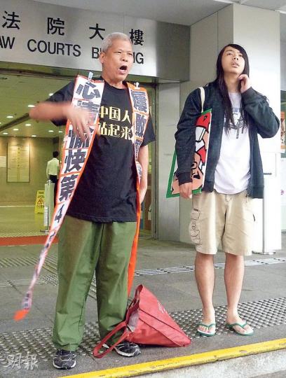 被告古思堯(左)表示,區旗代表特區政府,他強烈不滿特區政府施政而焚燒區旗,其做法理所當然。右為另一被告馬雲祺。(何海棠攝) 被告古思堯(左)表示,區旗代表特區政府,他強烈不滿特區政府施政而焚燒區旗,其做法理所當然。右為另一被告馬雲祺。(何海棠攝)