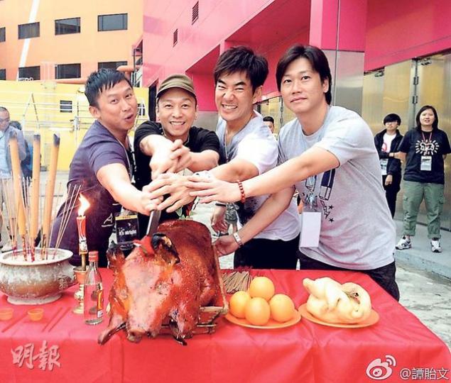 小齊(右二)由上海趕返港撐家強(左二)場,兩人一起拜神切燒豬祈求演唱會成功。(攝影﹕娛樂組)葉世榮送上花籃祝家強Good Show。(攝影﹕娛樂組) 小齊(右二)由上海趕返港撐家強(左二)場,兩人一起拜神切燒豬祈求演唱會成功。(攝影﹕娛樂組)葉世榮送上花籃祝家強Good Show。(攝影﹕娛樂組)