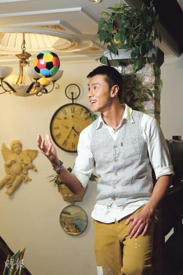 一家四口的幸福圖畫,其實需要經過不少磨合。「為了湊仔睡得不夠,連看一場電影的機會也沒有,脾氣一定會較暴躁,夫妻間一定要加倍努力去維繫。我也很感謝太太經常原諒和遷就我。」黃浩然說,即使身為藝人,他亦會放下公眾人物的身分,盡可能跟兒子參與一切活動,乘搭公共交通工具。(林俊源攝)(林俊源攝) 一家四口的幸福圖畫,其實需要經過不少磨合。「為了湊仔睡得不夠,連看一場電影的機會也沒有,脾氣一定會較暴躁,夫妻間一定要加倍努力去維繫。我也很感謝太太經常原諒和遷就我。」黃浩然說,即使身為藝人,他亦會放下公眾人物的身分,盡可能跟兒子參與一切活動,乘搭公共交通工具。(林俊源攝)(林俊源攝)