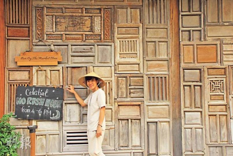 崑崙島Six Senses的酒吧、商店、餐廳等外牆,以合共2000多個舊木窗拼成。(郭瑋瑋攝)安祖蓮娜祖莉一家入住的,便是崑崙島Six Senses這款四房別墅。(郭瑋瑋攝)從柔軟舒服的睡牀醒來,便能看見無敵海景。(郭瑋瑋攝)即使天氣欠佳,也能跟情人在酒店的長灘上坐越南傳統「籃子船」拍照浪漫一番。(郭瑋瑋攝)崑崙島是海龜下蛋的地點之一,酒店也特地以海龜公仔為環保基金籌款。(郭瑋瑋攝)酒店的越南餐廳仿傳統住家廚房設計,提供湯河等經典越南食物(275,000盾,約102港元)。(郭瑋瑋攝)越南菜烹飪 崑崙島Six Senses的酒吧、商店、餐廳等外牆,以合共2000多個舊木窗拼成。(郭瑋瑋攝)安祖蓮娜祖莉一家入住的,便是崑崙島Six Senses這款四房別墅。(郭瑋瑋攝)從柔軟舒服的睡牀醒來,便能看見無敵海景。(郭瑋瑋攝)即使天氣欠佳,也能跟情人在酒店的長灘上坐越南傳統「籃子船」拍照浪漫一番。(郭瑋瑋攝)崑崙島是海龜下蛋的地點之一,酒店也特地以海龜公仔為環保基金籌款。(郭瑋瑋攝)酒店的越南餐廳仿傳統住家廚房設計,提供湯河等經典越南食物(275,000盾,約102港元)。(郭瑋瑋攝)越南菜烹飪