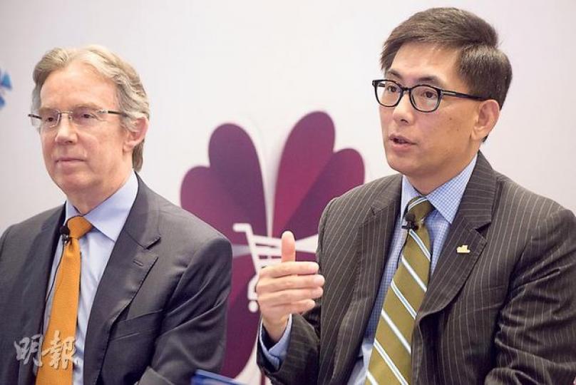 領匯行政總裁王國龍(右)表示,管理層有責任定期重檢視旗下物業估值,倘市場上有人出價高於估值,將考慮出售物業。左為主席蘇兆明。(黃志東攝)(明報製圖)2009年完成翻新工程的小西灣街市,今年初續租的加租幅度普遍接近三成。(郭慶輝攝)商戶心聲﹕海鮮檔檔主周先生:現月租二萬幾,明年初租約到期,對上一次加租加咗兩成多,如果明年維持差不多水平,會考慮再續租。(郭慶輝攝)商戶心聲﹕小西灣街市肉檔檔主林先生說:初初領匯話要加租四成,最後傾到兩成八,但都好貴,自己唯有將原本兩個檔縮成現在一個檔,令到街市貨色不夠 領匯行政總裁王國龍(右)表示,管理層有責任定期重檢視旗下物業估值,倘市場上有人出價高於估值,將考慮出售物業。左為主席蘇兆明。(黃志東攝)(明報製圖)2009年完成翻新工程的小西灣街市,今年初續租的加租幅度普遍接近三成。(郭慶輝攝)商戶心聲﹕海鮮檔檔主周先生:現月租二萬幾,明年初租約到期,對上一次加租加咗兩成多,如果明年維持差不多水平,會考慮再續租。(郭慶輝攝)商戶心聲﹕小西灣街市肉檔檔主林先生說:初初領匯話要加租四成,最後傾到兩成八,但都好貴,自己唯有將原本兩個檔縮成現在一個檔,令到街市貨色不夠