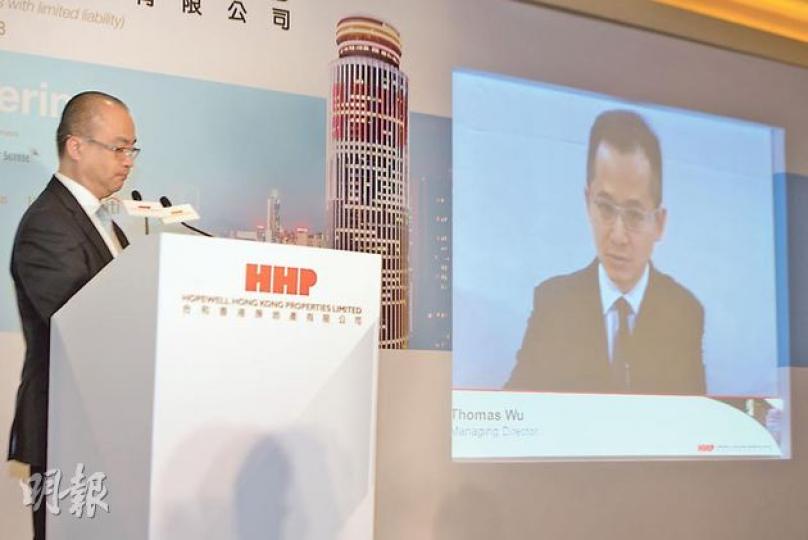 合和房地產董事總經理胡文新(右),近期馬不停蹄到處推介,昨日在倫敦轉飛前,透過視像會議舉行記者會。(黃志東攝)(明報製圖) 合和房地產董事總經理胡文新(右),近期馬不停蹄到處推介,昨日在倫敦轉飛前,透過視像會議舉行記者會。(黃志東攝)(明報製圖)