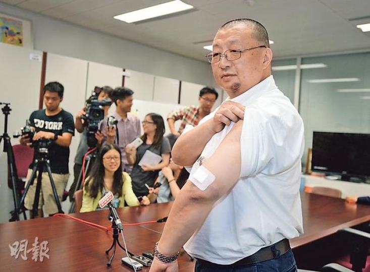 《陽光時務》創辦人陳平昨在10多名議員陪同下召開記者會,並展示遇襲傷勢。他下巴、胸口、手臂及大腿均受傷,全身至少有6處傷痕。(盧翊銘攝) 《陽光時務》創辦人陳平昨在10多名議員陪同下召開記者會,並展示遇襲傷勢。他下巴、胸口、手臂及大腿均受傷,全身至少有6處傷痕。(盧翊銘攝)