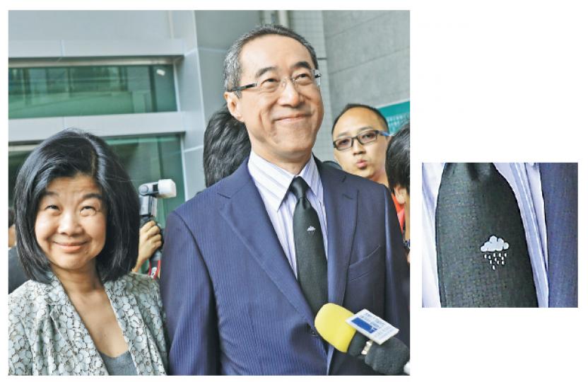 偕妻子郭妤淺(左)出席僭建案聆訊的唐英年(右),昨被問及其心情時避而不答,但指向其領帶上的雨雲圖案(右圖)稱,「滿天烏雲,間中有驟雨」。(鄧宗弘攝) 偕妻子郭妤淺(左)出席僭建案聆訊的唐英年(右),昨被問及其心情時避而不答,但指向其領帶上的雨雲圖案(右圖)稱,「滿天烏雲,間中有驟雨」。(鄧宗弘攝)