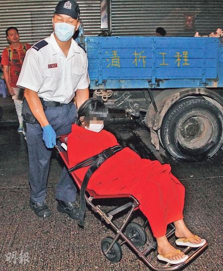 被獨留在截電板間房中的11歲女童,被送往明愛醫院檢驗,警方待今晨才錄取其口供。(蔡方山攝)因獨留女兒在家而被捕的李母,事發後表示很掛念女兒。(劉焌陶攝) 被獨留在截電板間房中的11歲女童,被送往明愛醫院檢驗,警方待今晨才錄取其口供。(蔡方山攝)因獨留女兒在家而被捕的李母,事發後表示很掛念女兒。(劉焌陶攝)
