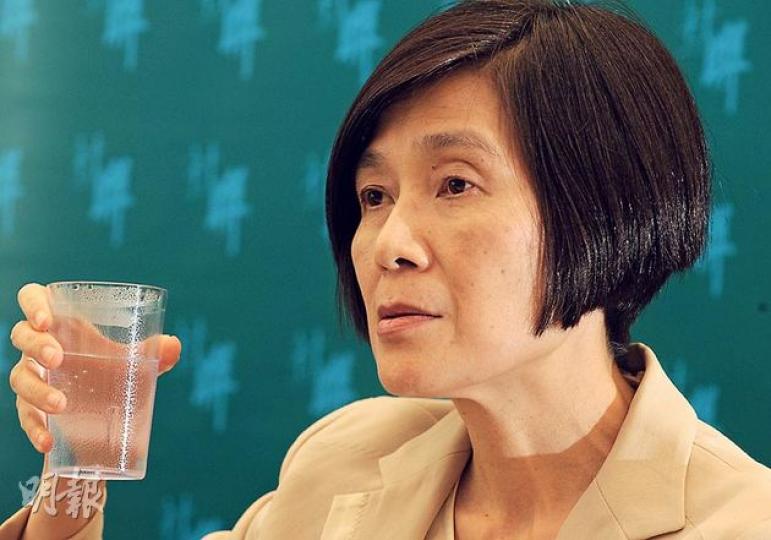 社聯行政總裁方敏生批評曾蔭權政府,從無正式與社福界對話,也不明白投資教育、社福項目的重要,她說現屆政府在扶貧事宜較為務實,但可能忽略安老服務不足等問題,仍要「放長雙眼睇」。(劉焌陶攝) 社聯行政總裁方敏生批評曾蔭權政府,從無正式與社福界對話,也不明白投資教育、社福項目的重要,她說現屆政府在扶貧事宜較為務實,但可能忽略安老服務不足等問題,仍要「放長雙眼睇」。(劉焌陶攝)