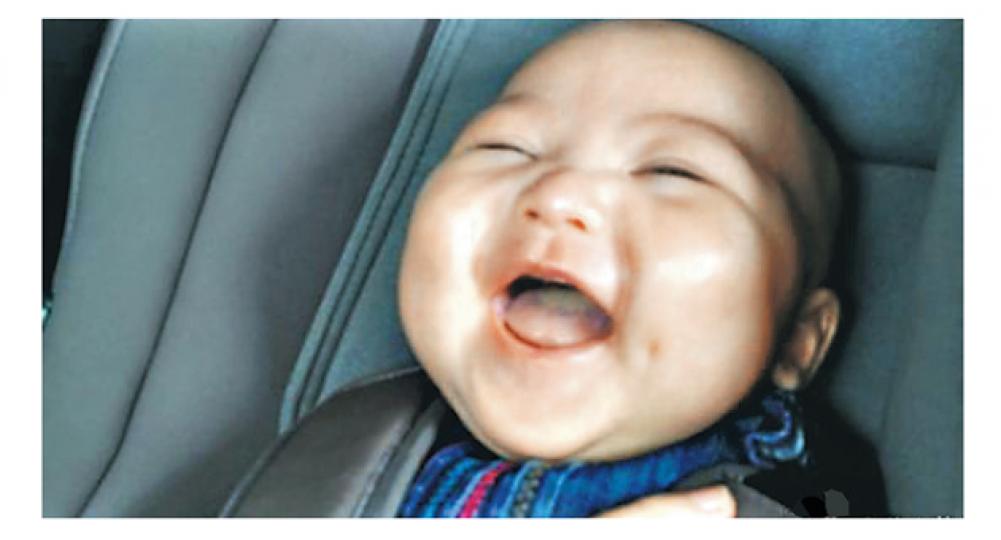 「包子」曬可愛光頭Look,還懂開心大笑。(微博圖片)蔡少芬、張晉一家四口,幸福滿瀉。(微博圖片) 「包子」曬可愛光頭Look,還懂開心大笑。(微博圖片)蔡少芬、張晉一家四口,幸福滿瀉。(微博圖片)