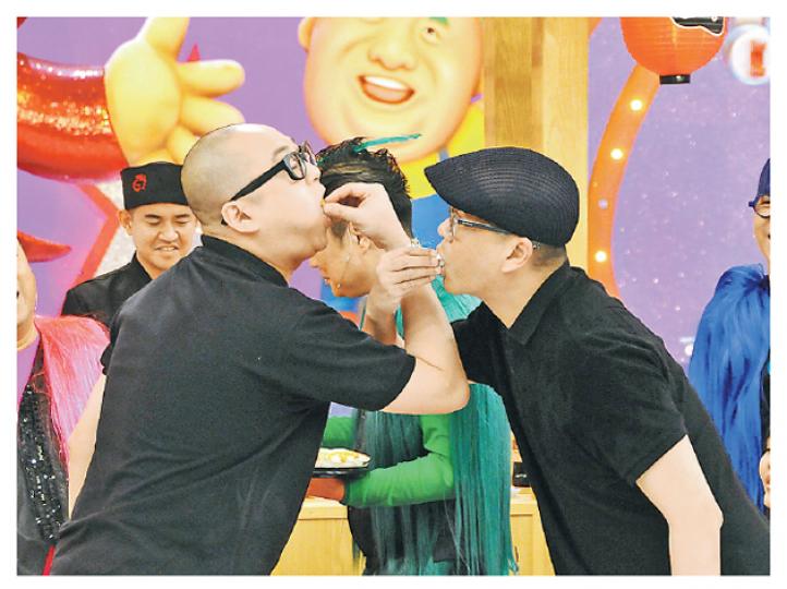 Bobby(右)玩輸遊戲,與Bob(左)齊齊被罰食辣辣壽司。(攝影﹕孫華中)Bobby辣到標眼水。(攝影﹕孫華中)孫佳君表示自己一向誠實,故毋懼志偉的尖銳問題。(攝影﹕孫華中) Bobby(右)玩輸遊戲,與Bob(左)齊齊被罰食辣辣壽司。(攝影﹕孫華中)Bobby辣到標眼水。(攝影﹕孫華中)孫佳君表示自己一向誠實,故毋懼志偉的尖銳問題。(攝影﹕孫華中)