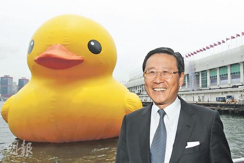 九倉的海港城近期引入黃鴨海上巡遊,引來大量參觀者。吳光正昨天也特意與黃鴨合照。(郭慶輝攝) 九倉的海港城近期引入黃鴨海上巡遊,引來大量參觀者。吳光正昨天也特意與黃鴨合照。(郭慶輝攝)