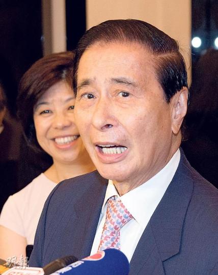 李兆基認為,在政府引入買家印花稅等措施後,來港買樓的內地人少了很多,港人港地政策已不重要。(黃志東攝)(明報製圖)九倉主席吳光正昨於股東會後表示,中海外投得啟德兩幅港人港地(圖),中標的作價即代表是市價,沒有存在不合理的情况。(鄧宗弘攝) 李兆基認為,在政府引入買家印花稅等措施後,來港買樓的內地人少了很多,港人港地政策已不重要。(黃志東攝)(明報製圖)九倉主席吳光正昨於股東會後表示,中海外投得啟德兩幅港人港地(圖),中標的作價即代表是市價,沒有存在不合理的情况。(鄧宗弘攝)