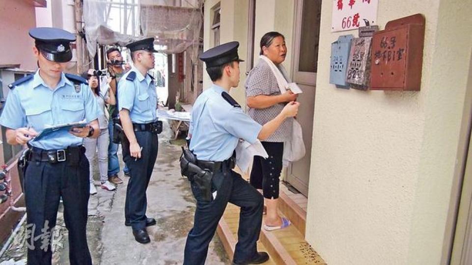 警方軍裝及特遣隊人員共14人,昨午到事發地點外約兩公里的塘福村逐家逐戶拍門做問卷調查,尋找8牛被車撞死的目擊者。(林智傑攝)大嶼山嶼南路昨約有20隻流浪牛在路上,大部分在行人路休息,亦有4隻小牛不時走出馬路徘徊,不時有途經車輛要避牛煞停。(林智傑攝) 警方軍裝及特遣隊人員共14人,昨午到事發地點外約兩公里的塘福村逐家逐戶拍門做問卷調查,尋找8牛被車撞死的目擊者。(林智傑攝)大嶼山嶼南路昨約有20隻流浪牛在路上,大部分在行人路休息,亦有4隻小牛不時走出馬路徘徊,不時有途經車輛要避牛煞停。(林智傑攝)