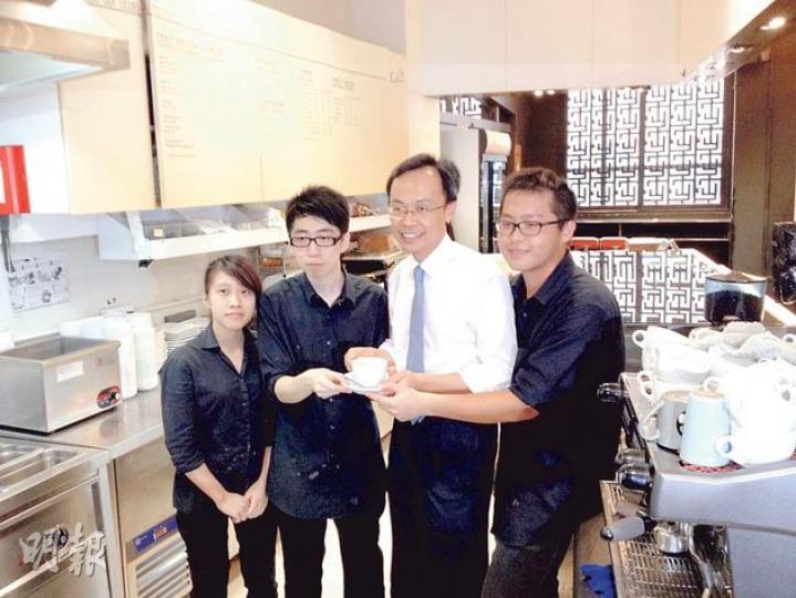 社署署長聶德權2009年上任時,喺鰂魚涌青協大廈嘅社企cafe見記者,昨日佢專登揀番同一cafe同傳媒行家茶敘回顧任內工作。圖為聶德權(右二)品嘗cafe嘅咖啡。(曾錦雯攝) 社署署長聶德權2009年上任時,喺鰂魚涌青協大廈嘅社企cafe見記者,昨日佢專登揀番同一cafe同傳媒行家茶敘回顧任內工作。圖為聶德權(右二)品嘗cafe嘅咖啡。(曾錦雯攝)