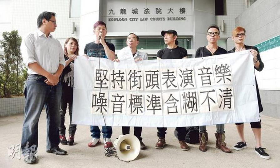 立法會議員鄧家彪(左一)陪同SMS成員(左二起)吳慧梅、雷若天、劉偉能,以及EBM成員李忠源、王家求、黃傑文到九龍城裁判法院應訊。(余俊亮攝) 立法會議員鄧家彪(左一)陪同SMS成員(左二起)吳慧梅、雷若天、劉偉能,以及EBM成員李忠源、王家求、黃傑文到九龍城裁判法院應訊。(余俊亮攝)