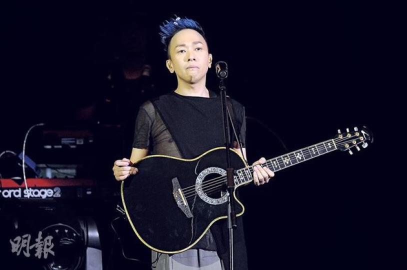 黃家強前晚於演唱會強忍淚水,強調黃家駒是其胞兄,自己喜歡何時懷念都可以。(攝影:鍾偉茵)黃家強開騷,日籍太太Makiko全程陪伴。(攝影:鍾偉茵) 黃家強前晚於演唱會強忍淚水,強調黃家駒是其胞兄,自己喜歡何時懷念都可以。(攝影:鍾偉茵)黃家強開騷,日籍太太Makiko全程陪伴。(攝影:鍾偉茵)