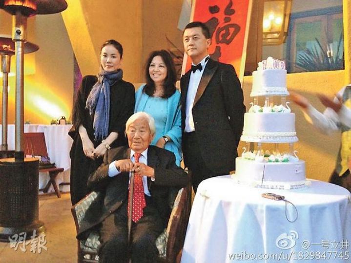 李亞鵬外公在洛杉磯擺百歲生日宴,王菲與李亞鵬結伴出席,並與壽星公影合照留念。(微博圖片) 李亞鵬外公在洛杉磯擺百歲生日宴,王菲與李亞鵬結伴出席,並與壽星公影合照留念。(微博圖片)
