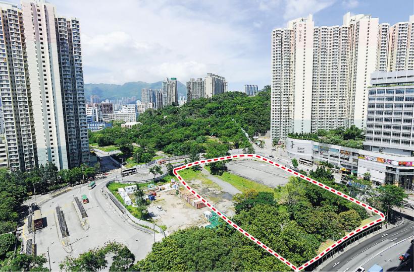 何文田佛光街與常富街交界地（圖中紅框內），昨日截標吸引不少中小型發展商競投，共接獲13份標書，為近年最旺場的市區豪宅地皮。（葉家豪攝） 馬鞍山保泰街商業地（圖中紅框內），昨日收到8份標書，該地對面即為區內屋苑海典灣，同時鄰近天宇海。（盧翊銘攝）