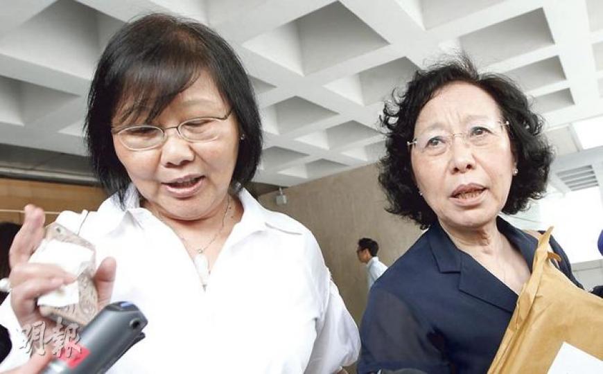 龔仁心的胞姊龔中心（右）昨晨在高院為陳振聰偽造遺囑案作供，被追問知否侄兒遇襲，龔中心顯得驚愕，龔因心（左）在旁囑胞姊趕快離開。（李澤彤攝）
