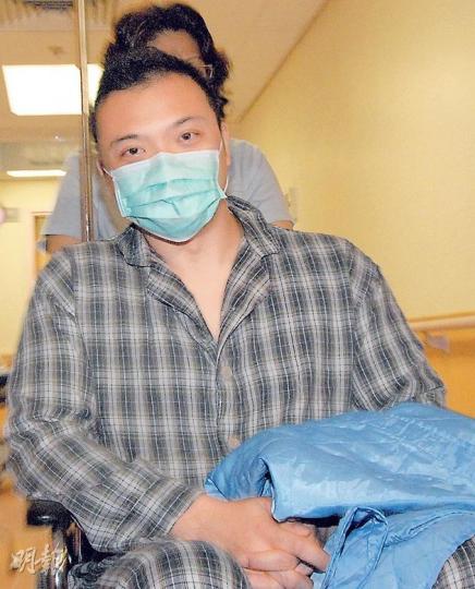 龔皓被打至牙崩及嘴角出血，送往仁濟醫院診治，留醫約7小時後出院，其間龔皓曾戴上口罩、坐在輪椅上由護理人員推出病房外，並無回應記者提問。（雲錦鋒攝） 涉案其中一名南亞裔疑犯（黑布蒙頭），昨日黃昏被警方押返葵盛東邨寓所搜證，警員在家中帶走一對波鞋及部分衣物。（衛永康攝） （明報製圖）