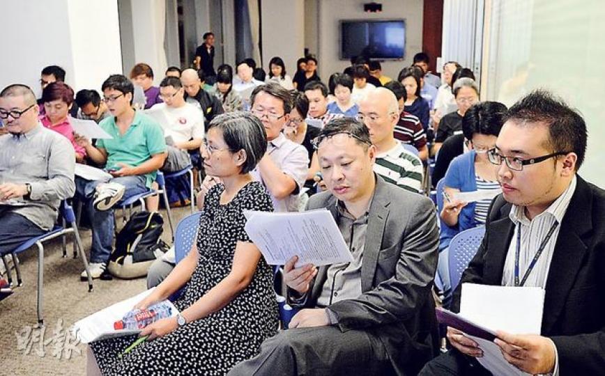 佔領中環運動將辦首個商討日，找來逾40名義工協助主持小組討論會，港大民意研究計劃昨晚為義工舉行內部工作坊，提示義工如何應付突發事件及控制會議秩序，佔中發起人戴耀廷（前右二）亦專心聆聽。（鄧宗弘攝）