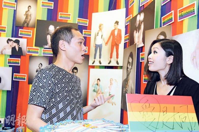 香港同志遊行籌委會代表鄧耀光（左）與公司負責人張穎斯（右）指出，為同志情侶籌備赴外地註冊只是第一步，期望日後能爭取在港合法註冊。（林俊源攝）