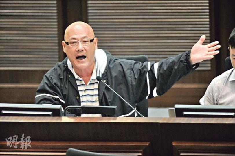 立法會昨討論解除黃毓民及陳偉業（圖）議員職務的議案，陳偉業批評是政治打壓，表明「無限歡迎」建制派罷免他，表明被解除務後一定會重選，發動變相公投。 （尹錦恩攝）