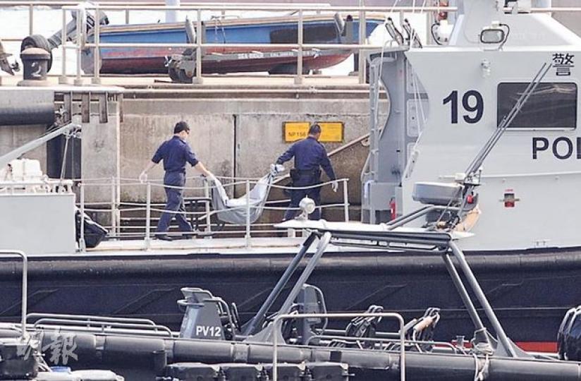 警員將在屯門內河船碼頭對開海面撈起的人體殘肢，運回大欖水警基地仔細調查。 （衛永康攝）