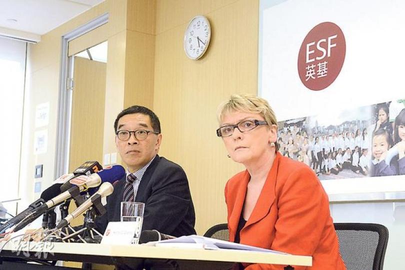 英基學校協會主席唐家成（左）昨宣布，校方管理局接受教育局建議，未來3年維持資助，至2016年8月入學的小一生，才加學費最少23%。本月11和14日，校方將舉行兩場家長會聽取意見。圖右為即將離任的行政總裁杜茵妮。（陳淑安攝）