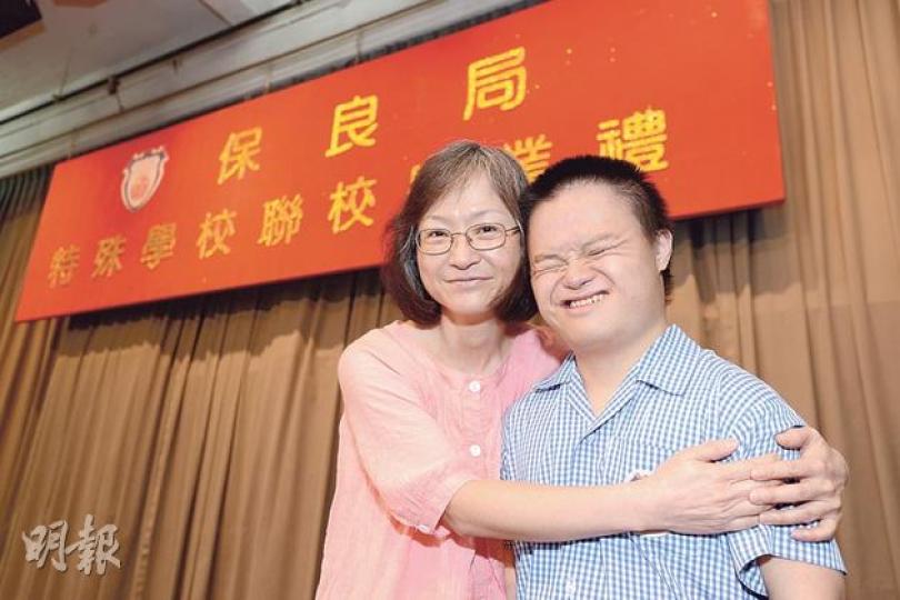 眼見兒子朗朗走出陰霾，快樂成長，母子倆於昨日在畢業禮上相擁而笑。彭太說看到朗朗笑容最窩心，亦是她堅持樂觀一同走向未來人生的力量。（黃志東攝）